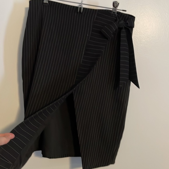 Express black skirt with white pinstripes - Picture 4 of 5